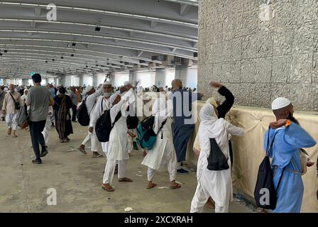 Muslimische Anbeter machen sich auf den Weg, Steine als Teil einer symbolischen Steinigung des Teufelsrituals zu gießen muslimische Anbeter machen sich auf den Weg, Steine als Teil einer symbolischen Steinigung des Teufelsrituals während der Hajj-Pilgerfahrt in Mina zu gießen. in der Nähe von Saudi-Arabiens heiliger Stadt Mekka am 18. Juni 2023. Medhat Hajjaj apaimages Mekka Saudi Arabien 180624 Mecca MH 002 Copyright: XapaimagesxMedhatxHajjajxxapaimagesx Stockfoto