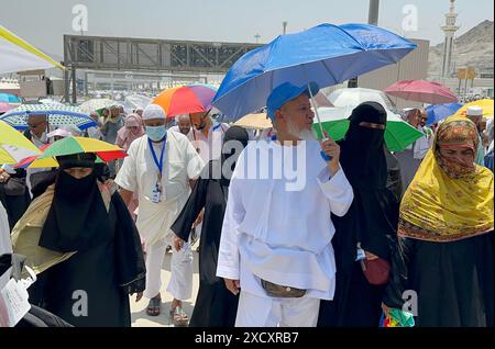 Muslimische Anbeter machen sich auf den Weg, Steine als Teil einer symbolischen Steinigung des Teufelsrituals zu gießen muslimische Anbeter machen sich auf den Weg, Steine als Teil einer symbolischen Steinigung des Teufelsrituals während der Hajj-Pilgerfahrt in Mina zu gießen. in der Nähe von Saudi-Arabiens heiliger Stadt Mekka am 18. Juni 2023. Medhat Hajjaj apaimages Mekka Saudi Arabien 180624 Mecca MH 0021 Copyright: XapaimagesxMedhatxHajjajxxapaimagesx Stockfoto