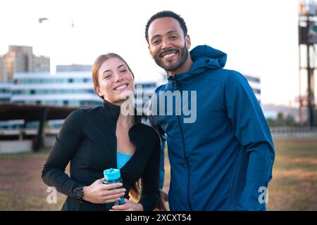 Porträt glückliches junges Paar, das bereit ist, draußen zu trainieren. Stockfoto