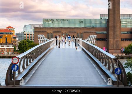 London, Vereinigtes Königreich - 2. Juli 2010 : die Millennium Bridge überquert die Tate Modern im Süden. Stahlbrücke über die Themse. Stockfoto
