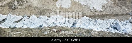 Gruppe von Wanderern touristische Gruppe mit Sherpa Guides am EBC Aussichtspunkt im Sagarmatha Nationalpark. EBC-Trekking. Everest Basislager Trekking. Khumbu-Eis Stockfoto