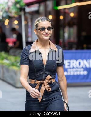 London, Großbritannien. Juni 2024. Ashley Roberts, Showbiz-Korrespondentin verlässt Global Radio in der Sonne und genießt das warme Wetter Credit: Richard Lincoln/Alamy Live News Stockfoto