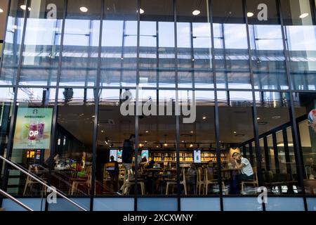 Starbucks Café am Bahnhof Geneve Cornavin in der Schweiz am 22. Mai 2023. Cafe Starbucks a la Gare de Geneve Cornavin en Suisse le 22 mai 2023. Stockfoto