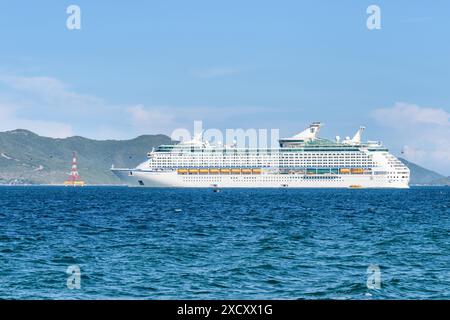 Nha Trang, Vietnam - 20. September 2015: Malerischer Blick auf das weiße Kreuzfahrtschiff in der Nha Trang Bay an sonnigen Tagen. Die Insel Hon Tre ist im Hintergrund sichtbar. Stockfoto