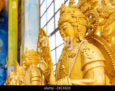 Da Lat, Vietnam - 20. März 2015: Goldene Buddha-Statue in der Linh Phuoc-Pagode in da Lat (Dalat), Vietnam. Stockfoto