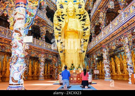 Da Lat, Vietnam - 20. März 2015: Goldene Buddha-Statue in der Linh Phuoc-Pagode in da Lat (Dalat), Vietnam. Stockfoto