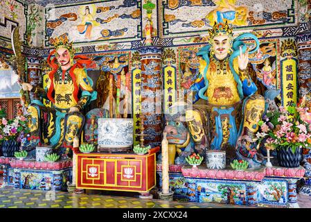 Dalat, Vietnam - 20. März 2015: Bunte Statuen in der Linh Phuoc Pagode. Fantastisches Inneres des Tempels. Stockfoto