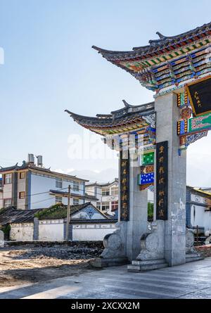 DALI, China - 21. Oktober 2015: Blick auf das alte Tor in der antiken Stadt Dali. Malerische Straße der Altstadt von Dali im Herbst. Stockfoto