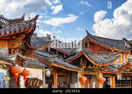 Lijiang, Provinz Yunnan, China - 23. Oktober 2015: Blick auf traditionelle chinesische schwarze Ziegeldächer authentischer Häuser in der Altstadt von Lijiang. Stockfoto