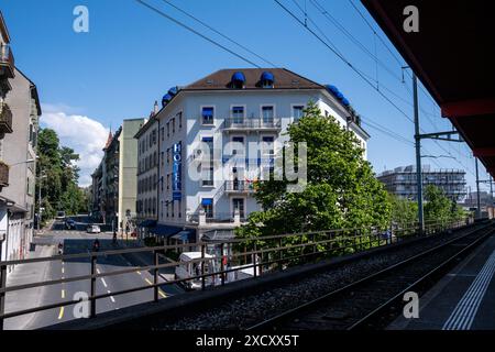 Hotel am 22. Mai 2023 am Rande des Bahnhofs Genf Cornavin in der Schweiz. Hotel au abords de la Gare de Geneve Cornavin en Suisse le 22. mai 202 Stockfoto