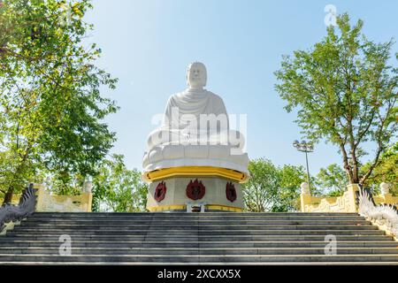 Riesige weiße Buddha-Statue auf blauem Himmel an der Hai Duc Pagode in Nha Trang, Provinz Khanh Hoa in Vietnam. Stockfoto