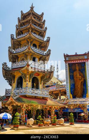 Da Lat, Vietnam - 20. März 2015: Linh Phuoc Pagode im Mosaikstil aus Glasscherben, Keramik und Porzellan in da Lat Stadt (Dalat), Vietnam. Stockfoto