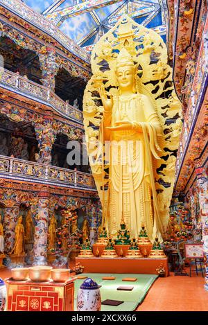 Da Lat, Vietnam - 20. März 2015: Goldene Buddha-Statue in der Linh Phuoc-Pagode in da Lat (Dalat), Vietnam. Stockfoto