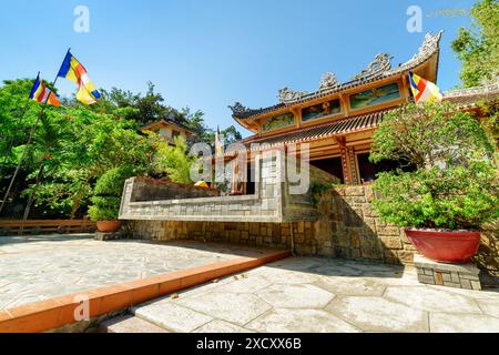 Nha Trang, Vietnam - 9. April 2015: Fantastischer Blick auf die Long-Son-Pagode in der Provinz Khanh Hoa. Fantastische Außenfassade des buddhistischen Tempels. Stockfoto