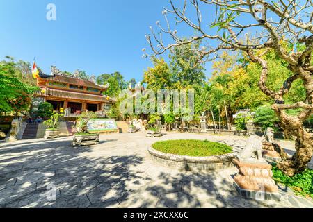 Nha Trang, Vietnam - 9. April 2015: Fantastischer Blick auf die Long-Son-Pagode in der Provinz Khanh Hoa. Fantastische Außenfassade des buddhistischen Tempels. Stockfoto