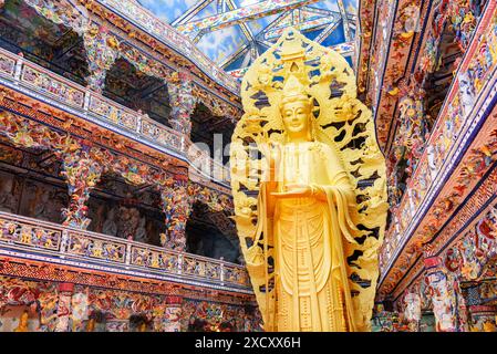 Da Lat, Vietnam - 20. März 2015: Goldene Buddha-Statue in der Linh Phuoc-Pagode in da Lat (Dalat), Vietnam. Stockfoto