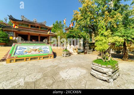 Nha Trang, Vietnam - 9. April 2015: Wunderbarer Blick auf die Long-Son-Pagode in der Provinz Khanh Hoa. Fantastische Außenfassade des buddhistischen Tempels. Stockfoto