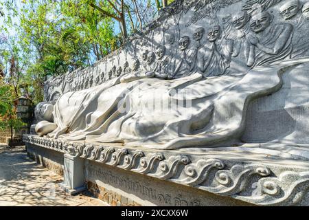 Nha Trang, Vietnam - 9. April 2015: Liegender Buddha in der Long-Son-Pagode in der Provinz Khanh Hoa. Die Long Son Pagode ist eine beliebte Touristenattraktion Asiens Stockfoto