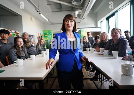 Schattenkanzlerin Rachel Reeves trifft auf Mitarbeiter während eines Besuchs in Morrisons in Wiltshire, während sie auf dem Wahlkampfpfad für die General Election steht. Bilddatum: Mittwoch, 19. Juni 2024. Stockfoto