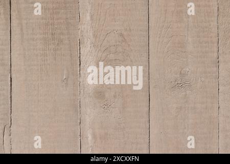 Hintergrund detaillierte Textur einer rauen grau-braunen Betonwand, die Abdrücke von Holzdielen zeigt Stockfoto