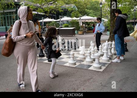 Familie und Kind spielen am 21. Mai 2023 im Park des Bastions in Genf, Schweiz, Riesenschach. Famille avec enfant faisant une pa Stockfoto