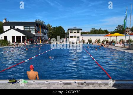 Landkreis Deggendorf. Badeanstalt, Erlebnis-Freibad bzw Schwimmbad in Plattling, Niederbayern. Foto: 50m Schwimmbecken *** Badeanstalt Deggendorf, Erlebnisfreischwimmbad oder Schwimmbad in Plattling, Niederbayern Foto 50m Schwimmbad Stockfoto