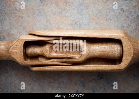 Nahaufnahme von kleinen Holzlöffeln, die zum Kochen auf einer Küchenarbeitsplatte verwendet werden Stockfoto