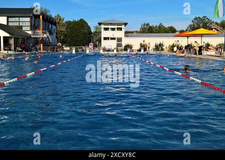 Landkreis Deggendorf, Erlebnis-Freibad bzw Schwimmbad in Plattling, Niederbayern. Foto: 50m Schwimmbecken *** Deggendorf Bezirk, Erlebnisfreischwimmbad oder Schwimmbad in Plattling, Niederbayern Foto 50m Schwimmbad Stockfoto