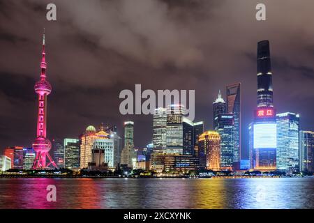 Shanghai, China - 30. Oktober 2015: Nächtlicher Blick auf die Skyline von Pudong in Shanghai, China. Wolkenkratzer und der Pearl Tower in der Innenstadt. Stockfoto