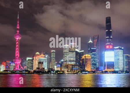 Shanghai, China - 30. Oktober 2015: Nächtlicher Blick auf die Skyline von Pudong in Shanghai, China. Wolkenkratzer und der Pearl Tower in der Innenstadt. Stockfoto