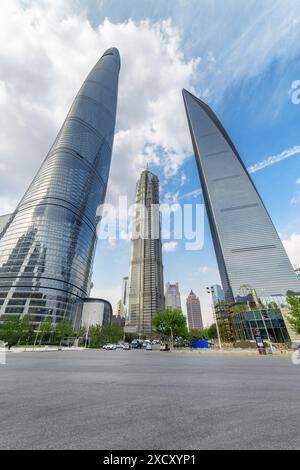 Shanghai, China - 31. Oktober 2015: Von unten auf den Shanghai Tower, den Jin Mao Tower und das Shanghai World Financial Center (SWFC) im Pudong Stockfoto