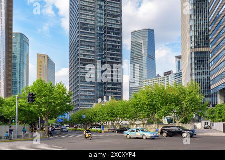 Shanghai, China - 31. Oktober 2015: Malerischer Blick auf Bürogebäude im Pudong New Area (Lujiazui). Stockfoto