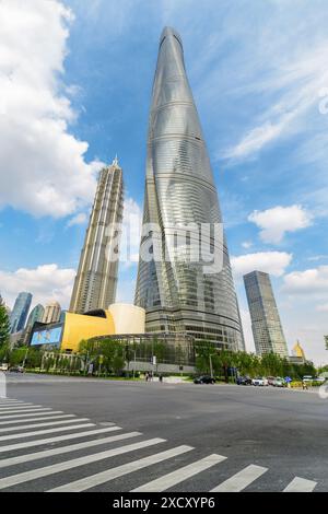 Shanghai, China - 31. Oktober 2015: Fantastischer Blick auf den Shanghai Tower und den Jin Mao Tower im Pudong New Area (Lujiazui). Stockfoto