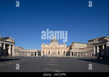 Rom. Italien. Petersdom (Basilika di San Pietro), Petersplatz (Piazza San Pietro) Vatikanstadt (Città del Vaticano). Stockfoto