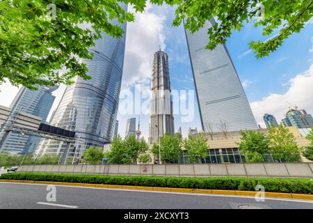 Shanghai, China - 31. Oktober 2015: Fantastischer Blick auf den Shanghai Tower, den Jin Mao Tower und das Shanghai World Financial Center (SWFC) im Pudong Stockfoto
