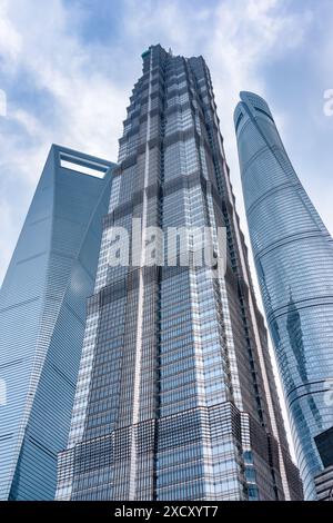 Shanghai, China - 31. Oktober 2015: Fantastischer Blick von unten auf den Shanghai Tower, den Jin Mao Tower und das Shanghai World Financial Center. Stockfoto