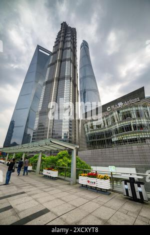 Shanghai, China - 31. Oktober 2015: Malerischer Blick von unten auf den Shanghai Tower, den Jin Mao Tower und das Shanghai World Financial Center. Stockfoto