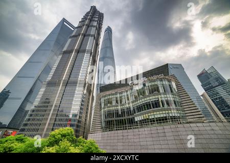Shanghai, China - 31. Oktober 2015: Ungewöhnlicher Blick von unten auf den Shanghai Tower, den Jin Mao Tower und das Shanghai World Financial Center. Stockfoto