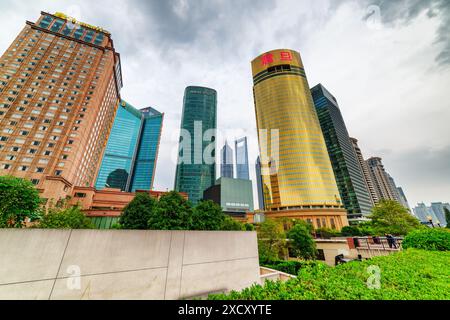 Shanghai, China - 31. Oktober 2015: Blick auf Wolkenkratzer im Pudong New District (Lujiazui), Shanghai, China. Stockfoto