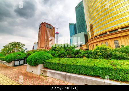 Shanghai, China - 31. Oktober 2015: Blick auf Wolkenkratzer im Pudong New District (Lujiazui), Shanghai, China. Stockfoto