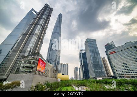 Shanghai, China - 31. Oktober 2015: Wunderbarer Blick von unten auf den Shanghai Tower, den Jin Mao Tower und das Shanghai World Financial Center. Stockfoto