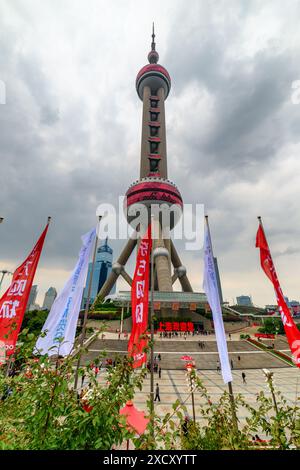 Shanghai, China - 31. Oktober 2015: Blick auf den Orientalischen Perlturm und die Flaggen im Pudong New District (Lujiazui) von Shanghai, China. Stockfoto