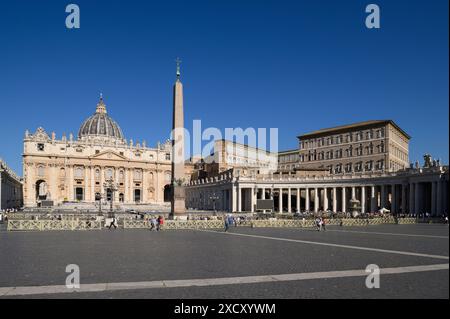 Rom. Italien. Petersdom (Basilika di San Pietro), Petersplatz (Piazza San Pietro) Vatikanstadt (Città del Vaticano). Stockfoto