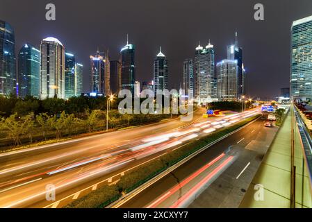 Shanghai, China - 31. Oktober 2015: Fantastischer Nachtblick auf die Century Avenue und die Wolkenkratzer im Pudong New District (Lujiazui) in der Innenstadt. Stockfoto