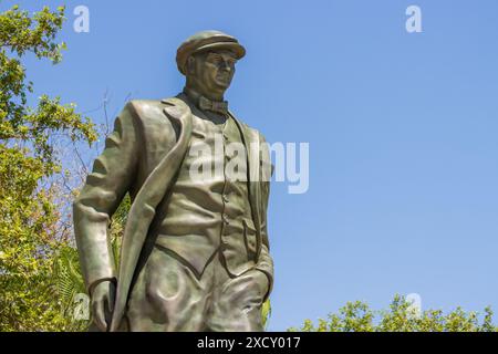 Die Statue von Mustafa Kemal Atatürk in der historischen Stadt Side in der Nähe von Antalya in der Türkei an einem sonnigen Tag mit blauem Himmel und Bäumen im Hintergrund. Stockfoto