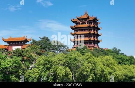 (240619) -- WUHAN, 19. Juni 2024 (Xinhua) -- ein Luftdrohnenfoto vom 3. Juni 2024 zeigt einen Blick auf den Gelben Kranturm in der Stadt Wuhan in der chinesischen Provinz Hubei. Der Storchturm in der Provinz Shanxi, der Tengwang Pavillon in der Provinz Jiangxi, der Yueyang Tower in der Provinz Hunan und der gelbe Kranturm in der Provinz Hubei, vier berühmte Wahrzeichen in Chinas zentraler Region, ziehen Touristen mit exquisiter architektonischer Kunst, herrlicher Landschaft und tiefer Geschichte und Kultur an. (Xinhua/Cheng Min.) Stockfoto