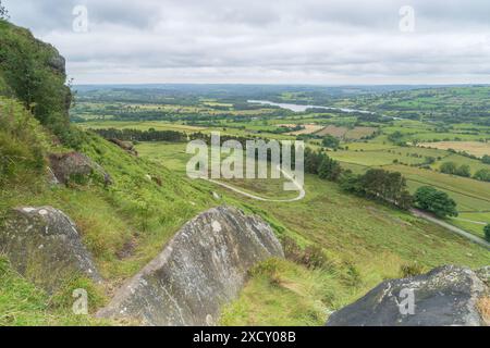 Blick von den Kakerlaken im Peak District in Staffordshire in Großbritannien an einem bewölkten Tag in landschaftlicher Ausrichtung Stockfoto