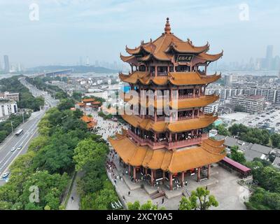 (240619) -- WUHAN, 19. Juni 2024 (Xinhua) -- ein Luftdrohnenfoto vom 1. Juni 2024 zeigt einen Blick auf den Gelben Kranturm in der Stadt Wuhan in der chinesischen Provinz Hubei. Der Storchturm in der Provinz Shanxi, der Tengwang Pavillon in der Provinz Jiangxi, der Yueyang Tower in der Provinz Hunan und der gelbe Kranturm in der Provinz Hubei, vier berühmte Wahrzeichen in Chinas zentraler Region, ziehen Touristen mit exquisiter architektonischer Kunst, herrlicher Landschaft und tiefer Geschichte und Kultur an. (Xinhua/Cheng Min.) Stockfoto