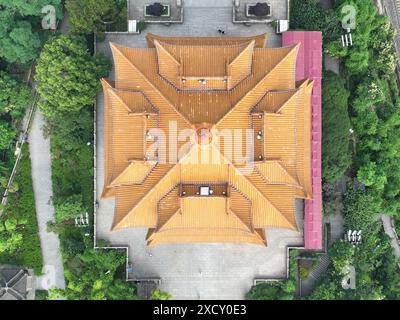 (240619) -- WUHAN, 19. Juni 2024 (Xinhua) -- ein Luftdrohnenfoto vom 1. Juni 2024 zeigt einen Blick auf den Gelben Kranturm in der Stadt Wuhan in der chinesischen Provinz Hubei. Der Storchturm in der Provinz Shanxi, der Tengwang Pavillon in der Provinz Jiangxi, der Yueyang Tower in der Provinz Hunan und der gelbe Kranturm in der Provinz Hubei, vier berühmte Wahrzeichen in Chinas zentraler Region, ziehen Touristen mit exquisiter architektonischer Kunst, herrlicher Landschaft und tiefer Geschichte und Kultur an. (Xinhua/Cheng Min.) Stockfoto