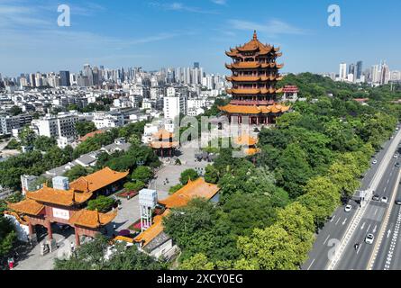 (240619) -- WUHAN, 19. Juni 2024 (Xinhua) -- ein Luftdrohnenfoto vom 3. Juni 2024 zeigt einen Blick auf den Gelben Kranturm in der Stadt Wuhan in der chinesischen Provinz Hubei. Der Storchturm in der Provinz Shanxi, der Tengwang Pavillon in der Provinz Jiangxi, der Yueyang Tower in der Provinz Hunan und der gelbe Kranturm in der Provinz Hubei, vier berühmte Wahrzeichen in Chinas zentraler Region, ziehen Touristen mit exquisiter architektonischer Kunst, herrlicher Landschaft und tiefer Geschichte und Kultur an. (Xinhua/Cheng Min.) Stockfoto